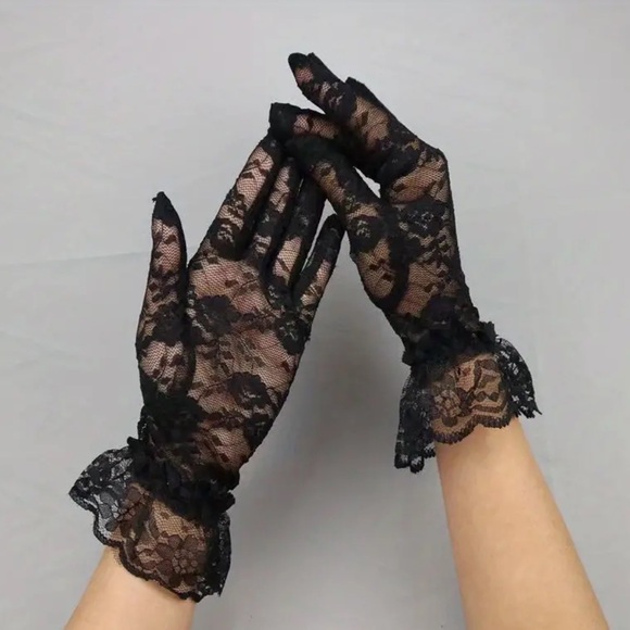 ♠️🆕 Charming Lace Yarn Gloves - Delicate Hollow Out, Short & Solid Color Black - Picture 6 of 6